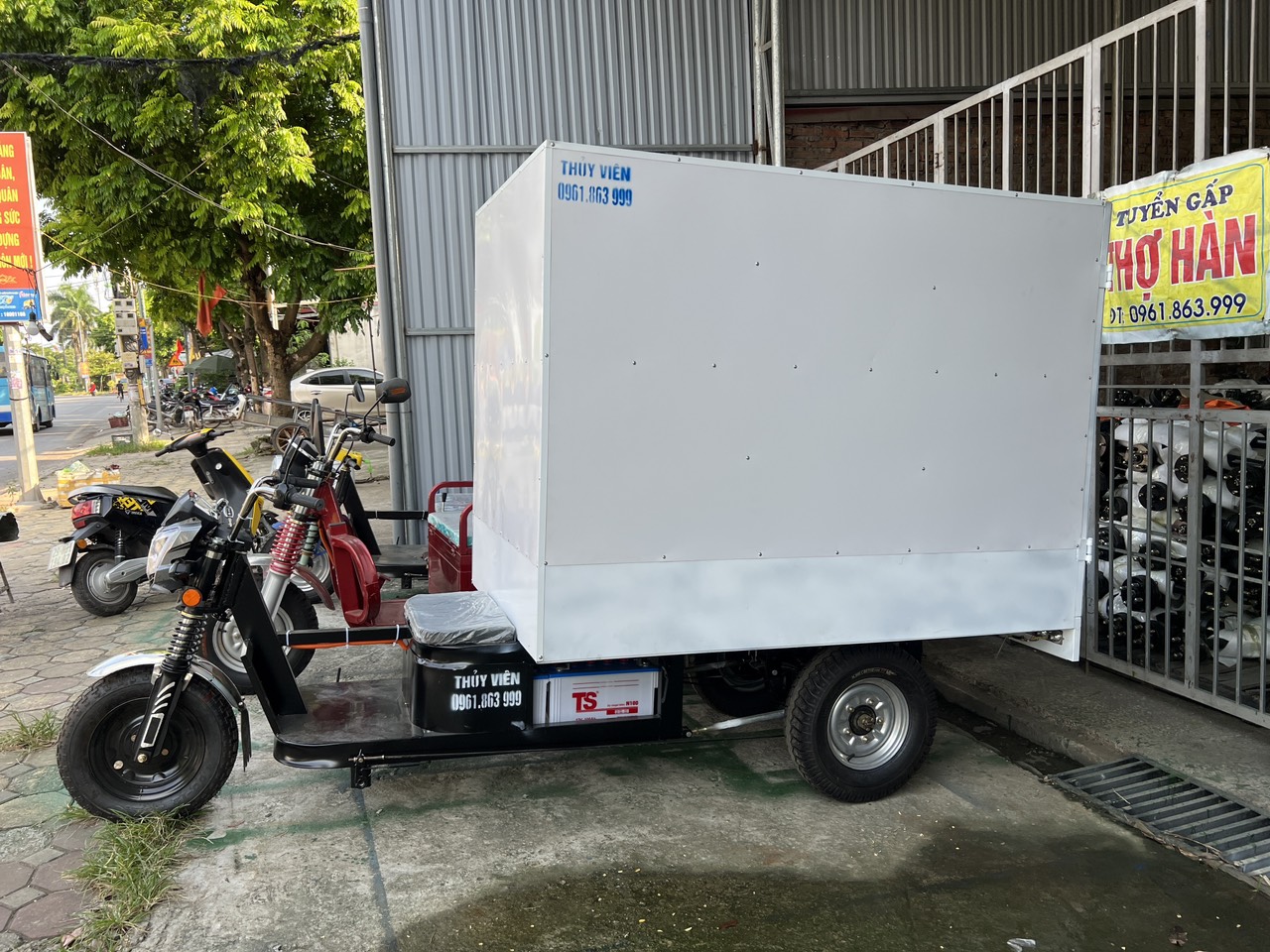 Xe điện chở hàng 1 tấn thùng kín 