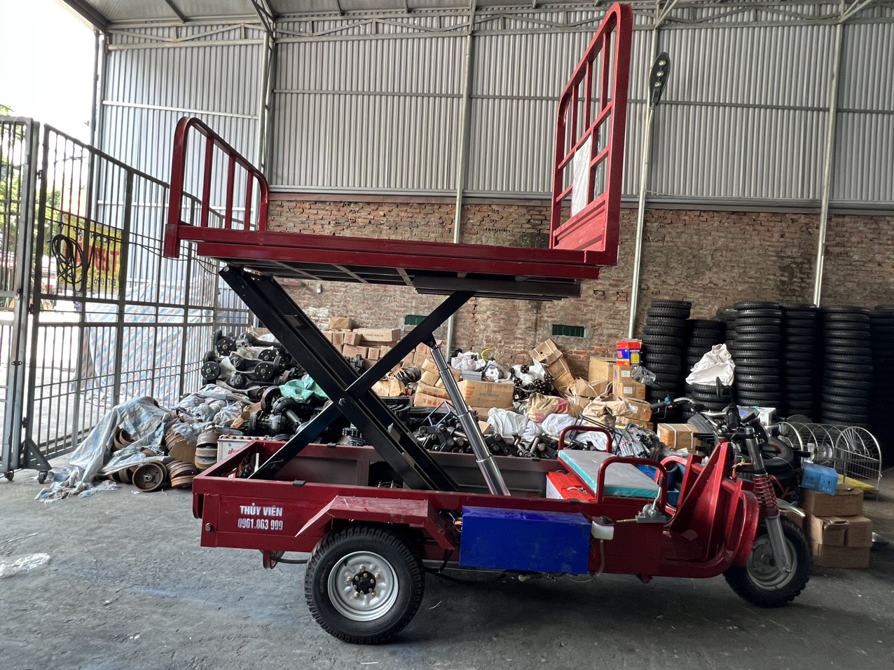 Xe điện nâng hàng và chở hàng 1,5 tấn 
